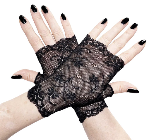 für elegante Abendmode, Burlesque- & Vintage-Styles, Begleiter für Trauerfeiern oder festliche Events. Die zarte Struktur schmiegt sich sanft an die Handgelenke und verleiht jedem Outfit eine verspielte Note. Filigrane Verarbeitung, leichte Elastizität, Hochwertige Wäschespitze aus deutscher Produktion, Paar Handschuh fotografiert an einer Damenhand, Hände liegen übereinander, mit schwarzem Nagellack