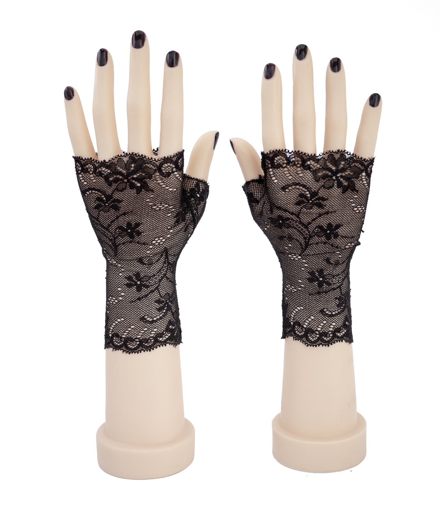 ein Paar zarte Handschuhe aus feiner Netzspitze mit Blümchen Musterung , sehr feminin und ein vielseitiges Accessoire für unterschiedliche Kleidungsstile, verspielte Note, hier an einem Hände Paar ausgestellt mit schwarz lackierten Fingernägeln