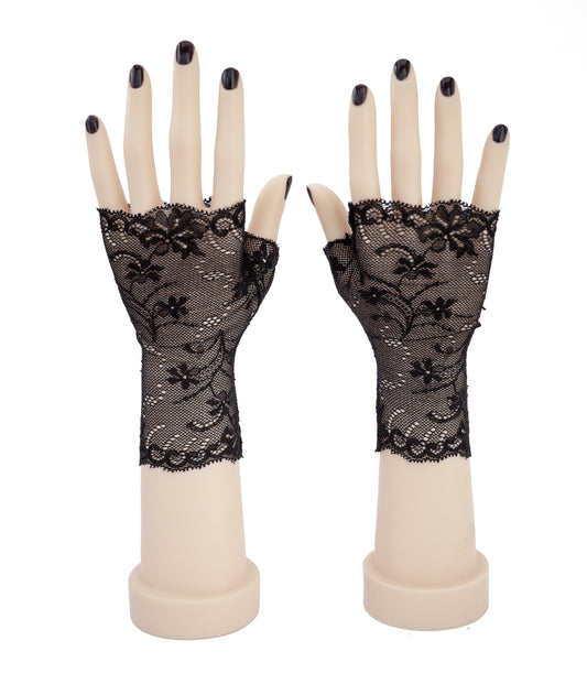 ein Paar zarte Handschuhe aus feiner Netzspitze mit Blümchen Musterung , sehr feminin und ein vielseitiges Accessoire für unterschiedliche Kleidungsstile, verspielte Note, hier an einem Hände Paar ausgestellt mit schwarz lackierten Fingernägeln