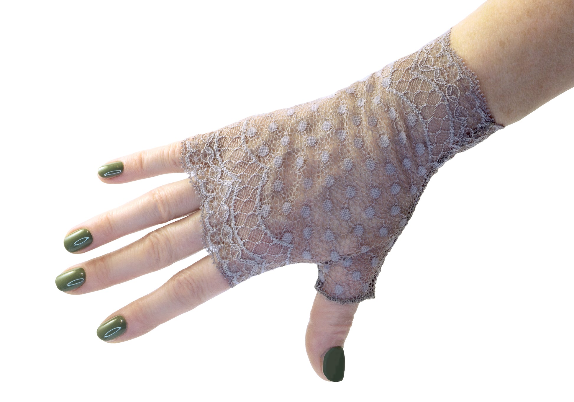 Handschuhe fingerlos, abgebildet nur ein Handschuh an einer Damen Hand mit lackierten Fingernägeln, aus nicht elastischer vintage retro Spitze mit Punkten, polkadots, Farbe taupe-grau, in Handarbeit hergestellt auf Bestellung, Größen XS bis XL