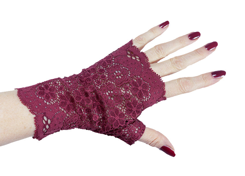 ein weiterer fingerloser Handschuh an einer Damenhand präsentiert in weinroter Farbe mit lackierten Fingernägel, der Stoff ist aus Spitze, blickdicht, geblümt, robust und pfegeleicht. In 3 verschiedenen Farben und 5 Größen von kleiner bis großer Hand erhältlich. Handarbeit von Mouska Alfar, in Deutschland hergestellt.