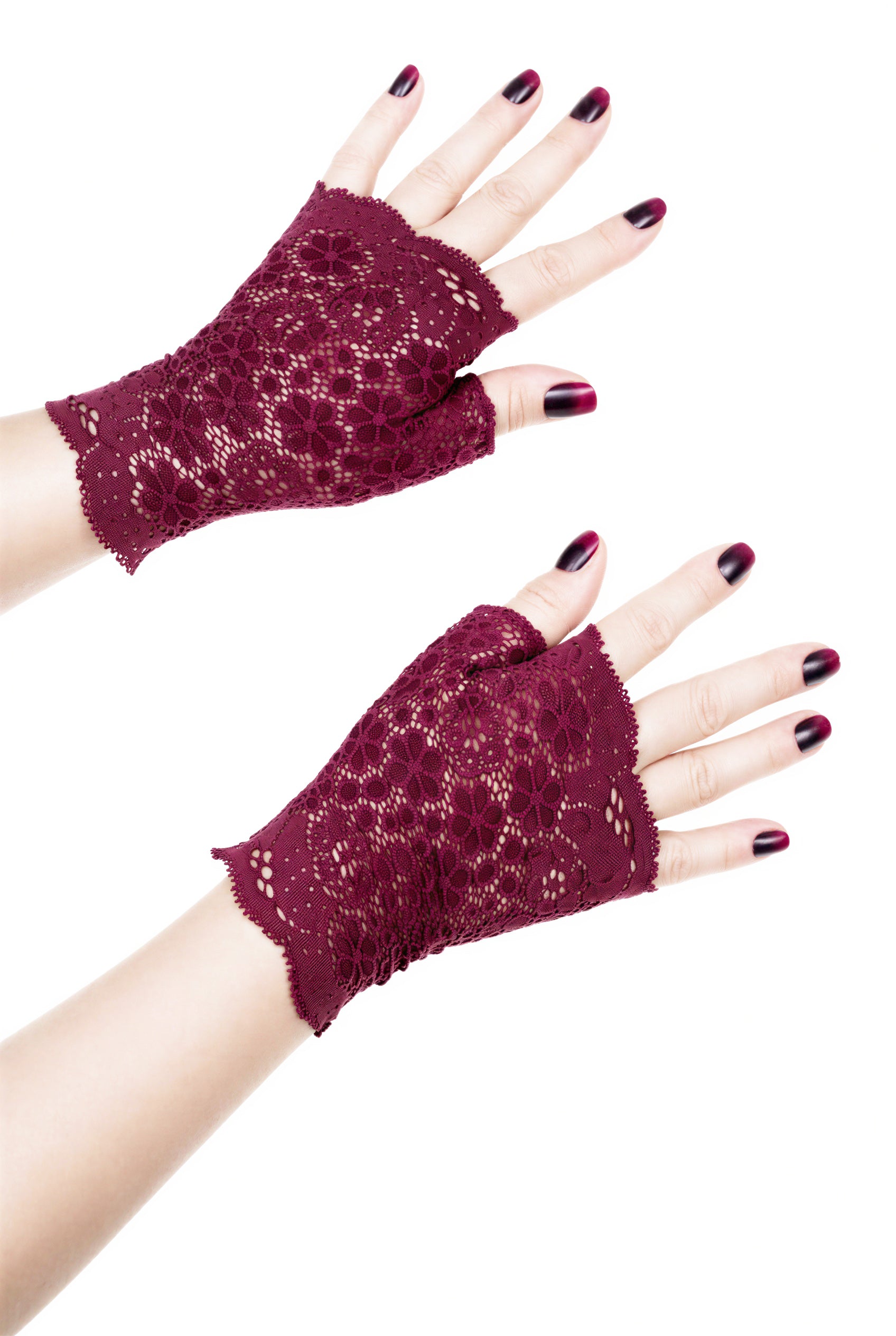 ein weiteres Paar Damen Hände tragen fingerlose Handschuhe, bordeaux rot, lackierte Fingernägel. Die Handschuhe sind halb seitlich dargestellt.