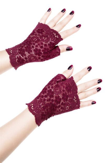 ein weiteres Paar Damen Hände tragen fingerlose Handschuhe, bordeaux rot, lackierte Fingernägel. Die Handschuhe sind halb seitlich dargestellt.