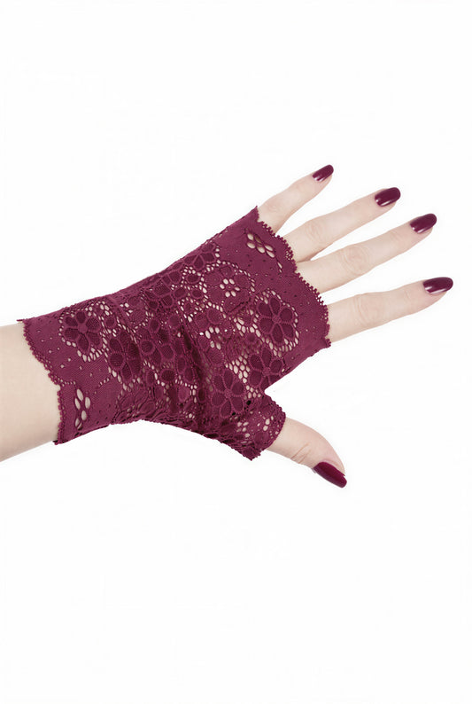 ein fingerloser Handschuh an einer Damenhand präsentiert in weinroter Farbe mit lackierten Fingernägel, der Stoff ist aus Spitze, blickdicht, geblümt, robust und pfegeleicht. In 3 verschiedenen Farben und 5 Größen von kleiner bis großer Hand erhältlich. Handarbeit von Mouska Alfar, in Deutschland hergestellt.