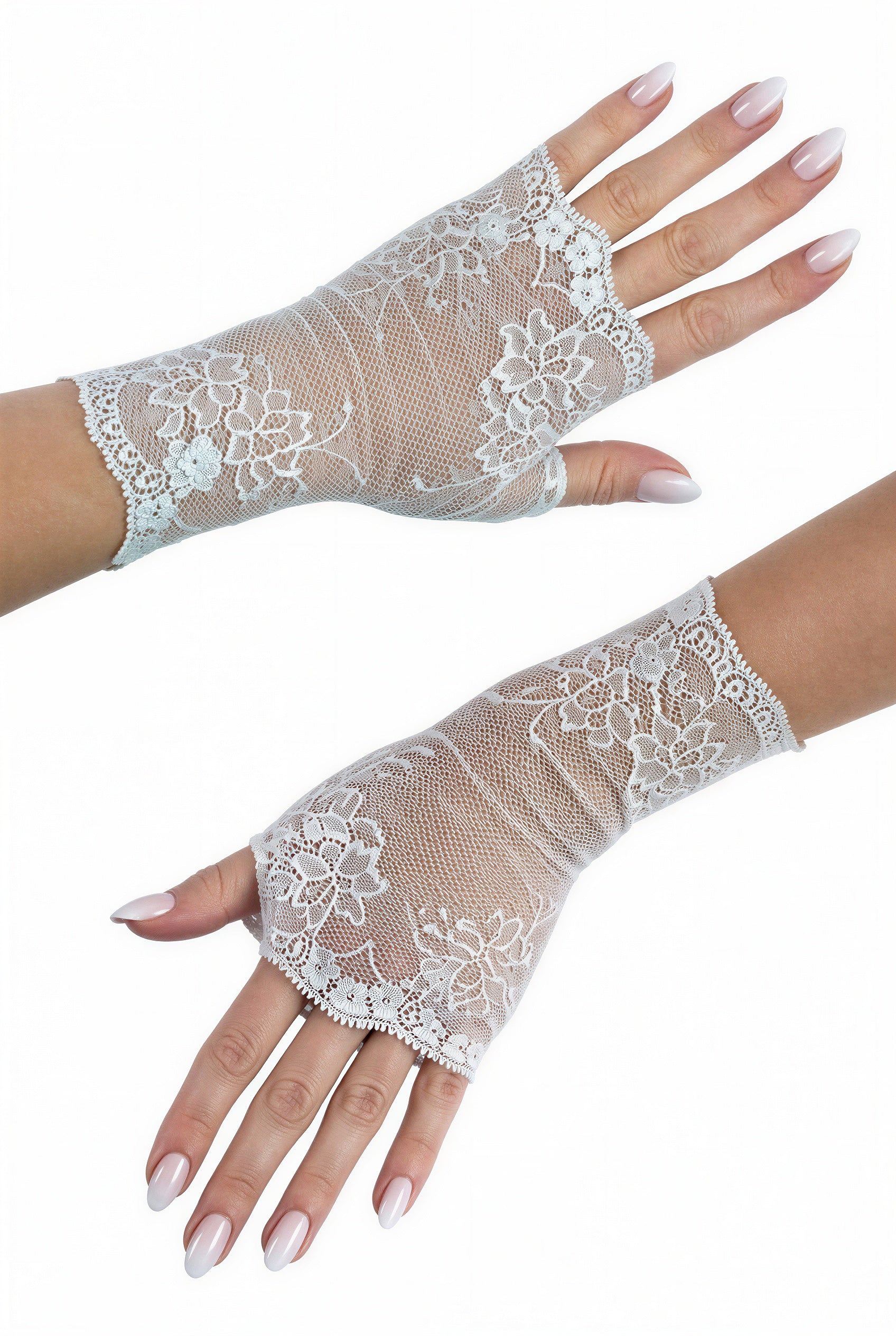 fingerlose Handschuhe asiatisch aus woll weißer Netz Spitze im Vintage Hochzeits Look mit Blümchen , dargestellt an einem Paar Frauenhänden mit lackierten weissen Fingernägeln, eine Hand in die eine Richtung, die andere Hand in die andere. Handgefertigt in Deutschland von Mouska Alfar auf Bestellung in 5 verschiedenen Größen.