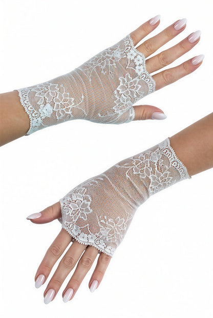 fingerlose Handschuhe asiatisch aus woll weißer Netz Spitze im Vintage Hochzeits Look mit Blümchen , dargestellt an einem Paar Frauenhänden mit lackierten weissen Fingernägeln, eine Hand in die eine Richtung, die andere Hand in die andere. Handgefertigt in Deutschland von Mouska Alfar auf Bestellung in 5 verschiedenen Größen.
