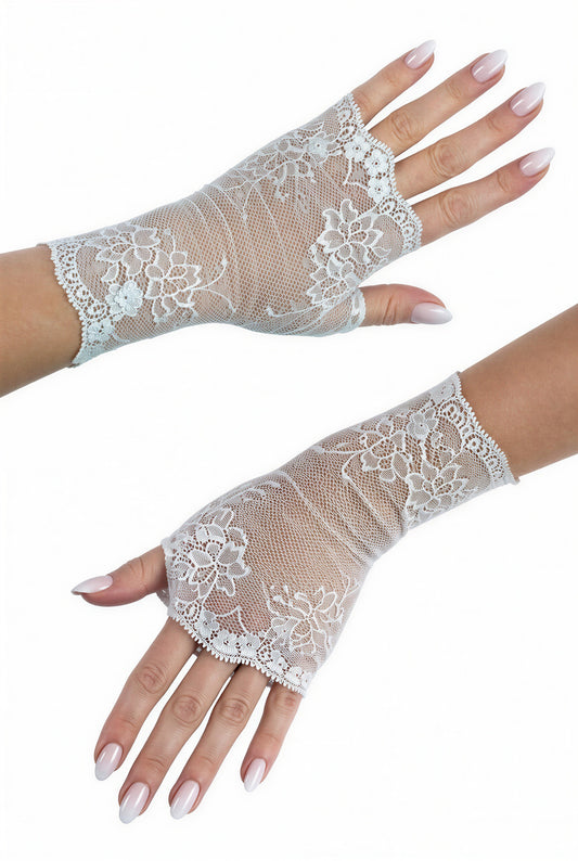 fingerlose Handschuhe asiatisch aus woll weißer Netz Spitze im Vintage Hochzeits Look mit Blümchen , dargestellt an einem Paar Frauenhänden mit lackierten weissen Fingernägeln, eine Hand in die eine Richtung, die andere Hand in die andere. Handgefertigt in Deutschland von Mouska Alfar auf Bestellung in 5 verschiedenen Größen.
