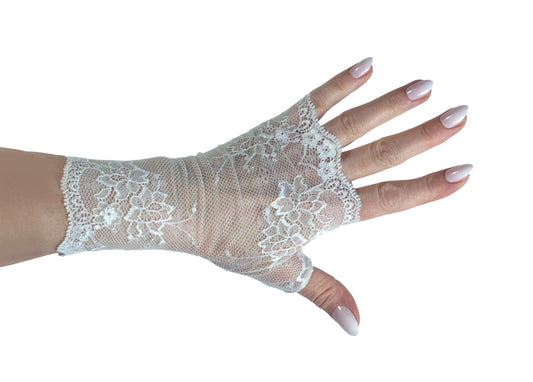 Detailansicht von nur einer Hand mit einem Handschuh an einer Damenhand, frontal ins Bild über die ganze Breite präsentiert