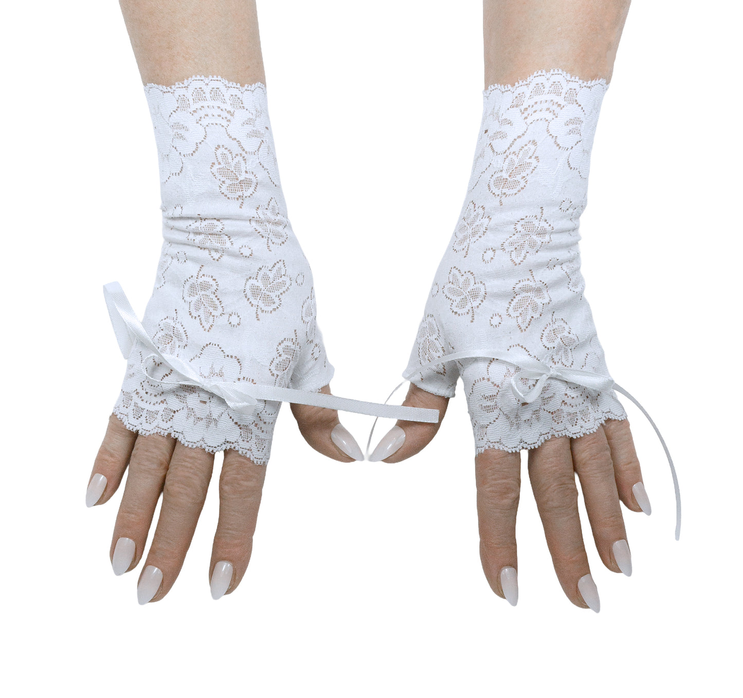 super bequeme und todschicke Hochzeits Handschuhe ohne Finger mit Satinschleife verziert. Aus Spitze geblümt, elastisch, deutsche Produktion. Größen von XS bis XL. Auf Bestellung, Handarbeit. abgebildet an Damen Händen mit lackierten Fingernägeln in weiß, ein Paar