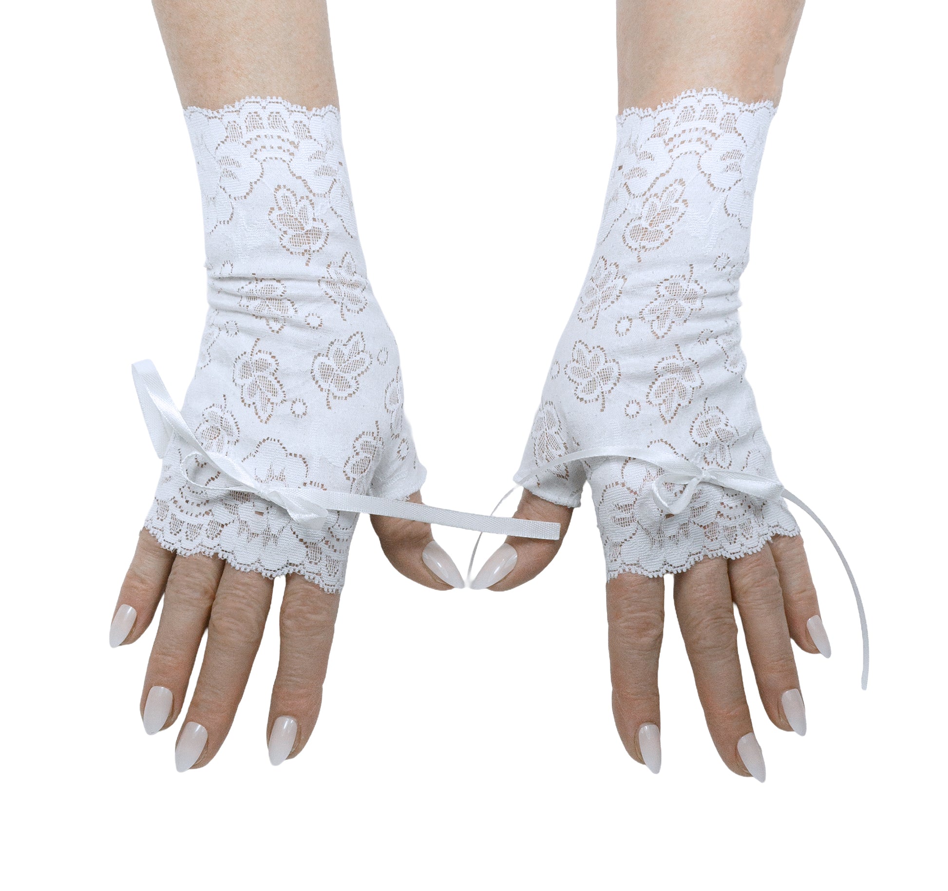 super bequeme und todschicke Hochzeits Handschuhe ohne Finger mit Satinschleife verziert. Aus Spitze geblümt, elastisch, deutsche Produktion. Größen von XS bis XL. Auf Bestellung, Handarbeit. abgebildet an Damen Händen mit lackierten Fingernägeln in weiß, ein Paar