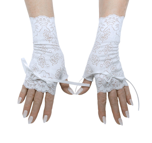 super bequeme und todschicke Hochzeits Handschuhe ohne Finger mit Satinschleife verziert. Aus Spitze geblümt, elastisch, deutsche Produktion. Größen von XS bis XL. Auf Bestellung, Handarbeit. abgebildet an Damen Händen mit lackierten Fingernägeln in weiß, ein Paar
