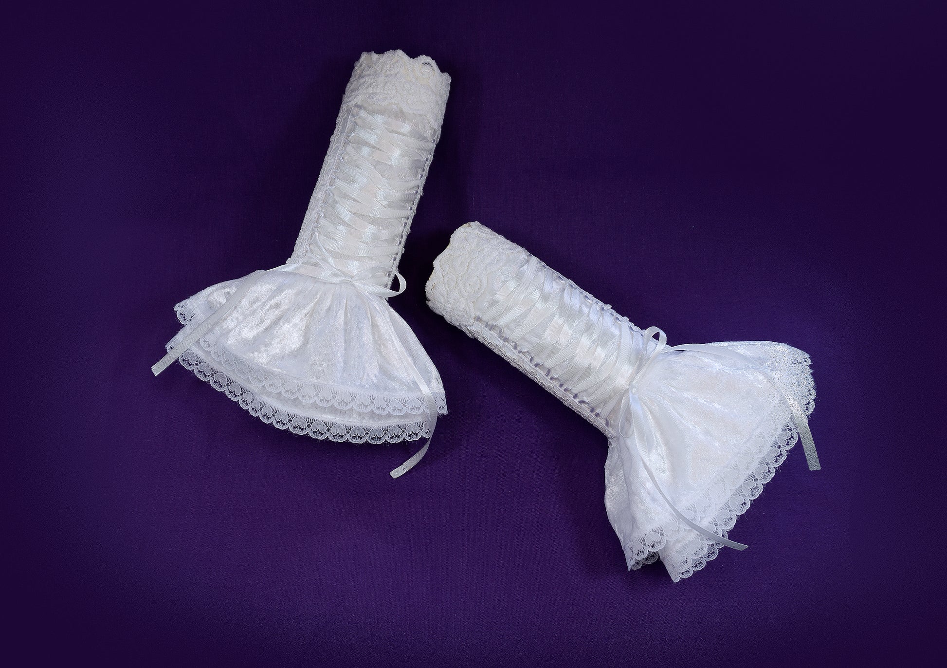 ein Paar Hochzeits Armstulpen mit Schnürung & doppeltes Röckchen in schnee weiss aus Samt, Satin + Spitze| Handarbeit auf Bestellung, aufwändige handwerkliche Verarbeitung mit selbst hergestelltem Schlaufenband