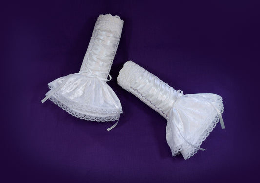 ein Paar Hochzeits Armstulpen mit Schnürung & doppeltes Röckchen in schnee weiss aus Samt, Satin + Spitze| Handarbeit auf Bestellung, aufwändige handwerkliche Verarbeitung mit selbst hergestelltem Schlaufenband