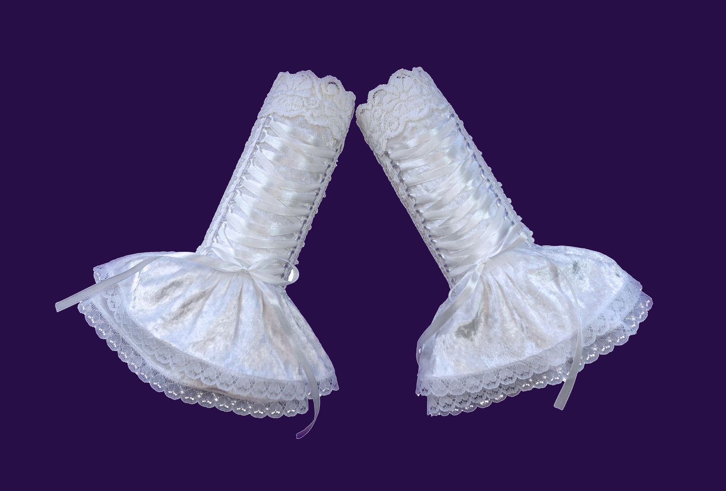 fairy romantische Samt Stulpen mit aufwändiger Zierschnürung. Garantiert ein edler Blickfang. in 5 Damen Größen erhältlich und nur auf Bestellung. Die Stoffe sind rar, nur solange der Vorrat reicht. Schnürung & Röckchen  in höchster Qualität. Viele Details, saubere Verarbeitung, slow fashion, Handwerkliches Geschick, künstlerisches Feingefühl