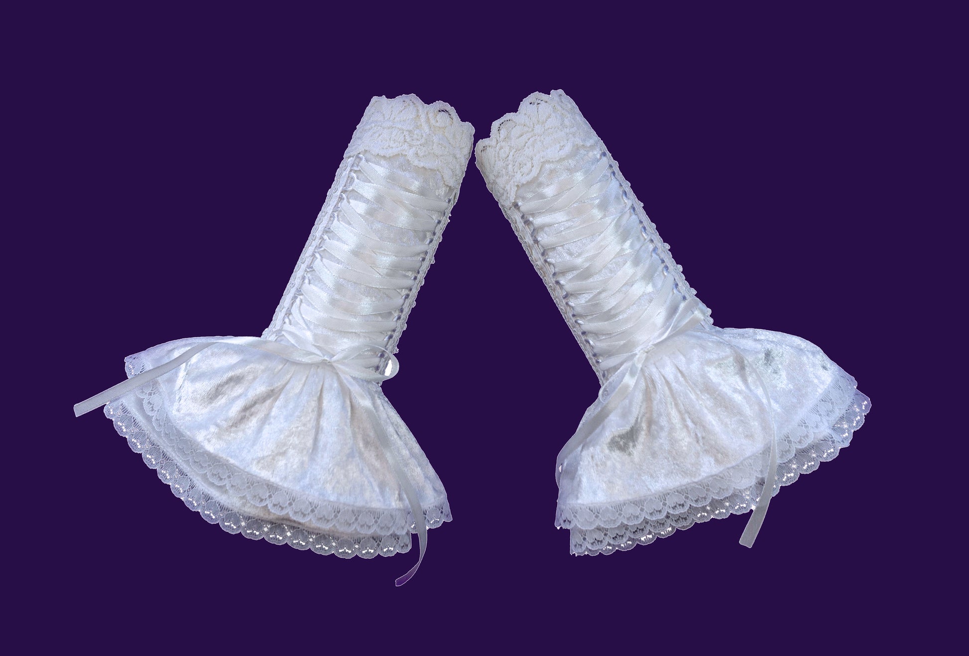 fairy romantische Samt Stulpen mit aufwändiger Zierschnürung. Garantiert ein edler Blickfang. in 5 Damen Größen erhältlich und nur auf Bestellung. Die Stoffe sind rar, nur solange der Vorrat reicht. Schnürung & Röckchen  in höchster Qualität. Viele Details, saubere Verarbeitung, slow fashion, Handwerkliches Geschick, künstlerisches Feingefühl