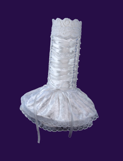 Ansicht einer einzelnen Stulpe aus Pannesamt, Spitze und Satin. Hochzeits Accessoire, Veredelung der Braut Garderobe oder als white gothic und Vintage chic Zubehör. Mouska Alfar made in Germany