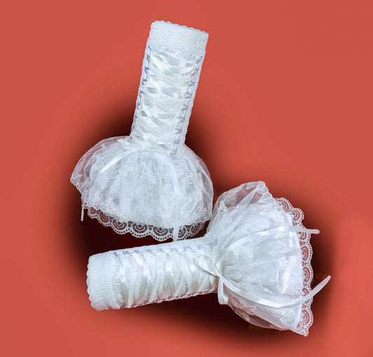 ein Paar Hochzeits Armstulpen mit Schnürung & Röckchen in schnee weiss | Materialmix aus Samt, Satin + Tüll | Handarbeit auf Bestellung, aufwändige handwerkliche Verarbeitung mit selbst hergestelltem Schlaufenband