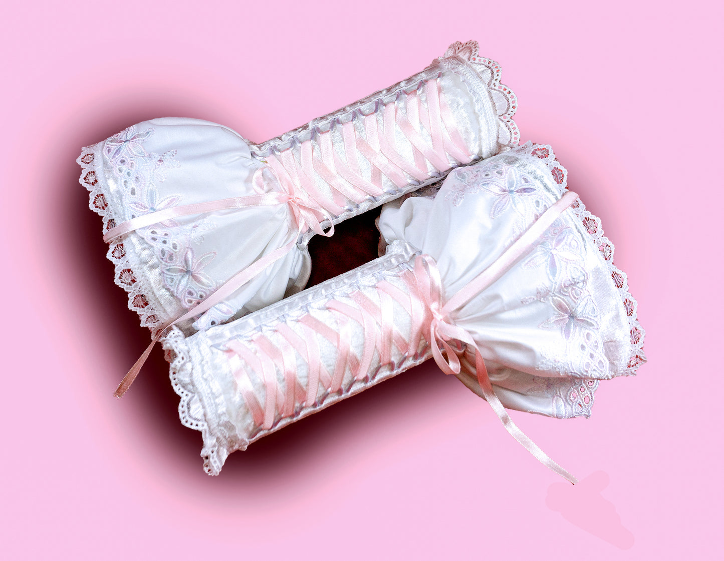 Armstulpen mit feinem Glanz, edel und weich, mit Bondageschnürung & zwei-Lagen-Röckchen aus Samt, Satin und Wäsche-Spitze bestickt in weiß rosa.
sehr edles Hochzeits Accessoire und garantierter Blickfang. Mouska Alfar Handarbeit
