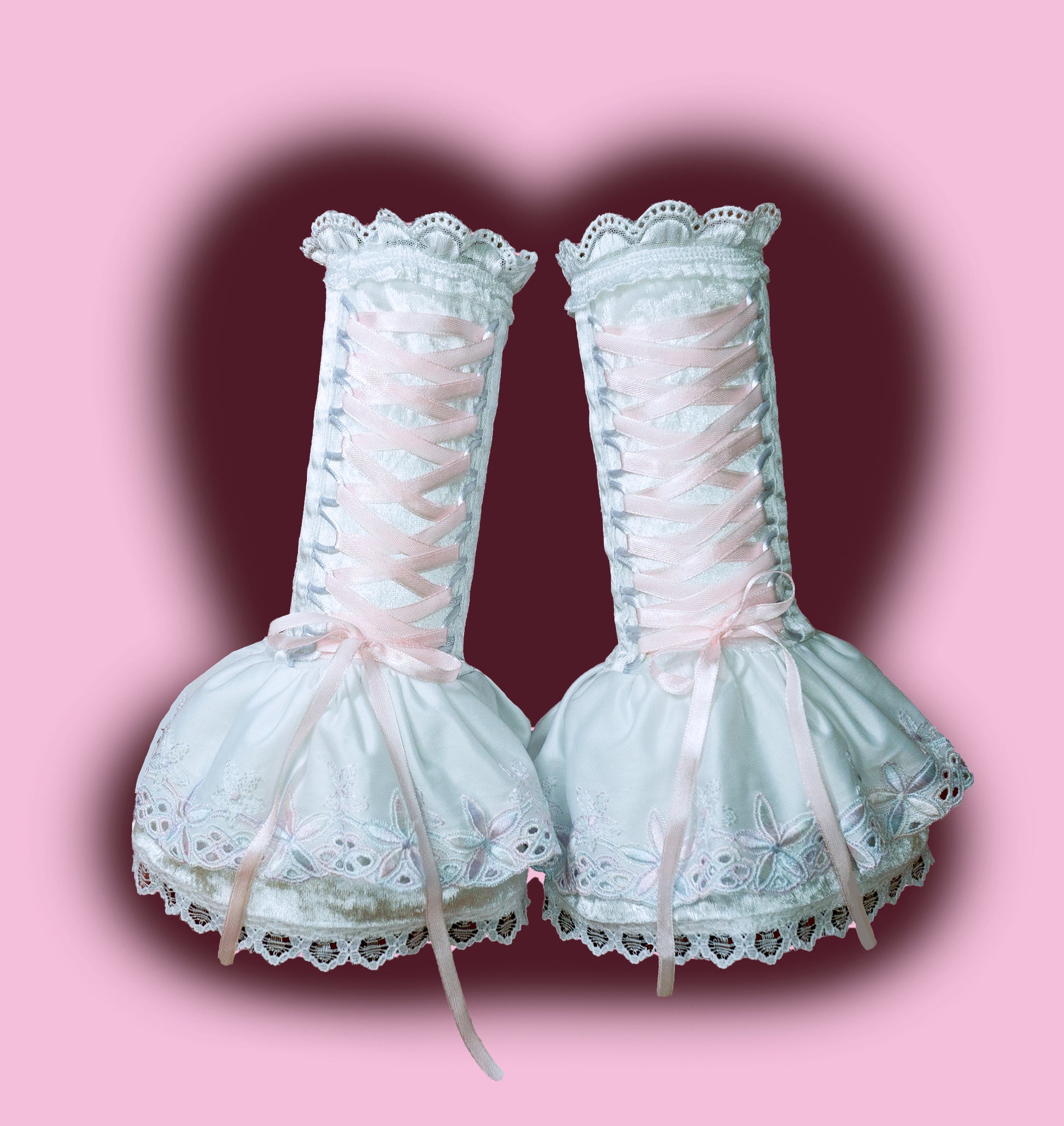 ein Paar glänzende Armstulpen, Handarbeit auf Bestellung, aufwändige Verarbeitung, Unikat, eigenes Design mit Zierschnürung, Materialmix. Vintage Braut Geschenk, gothic & sweet lolita, Theater, Cosplay, Garderobe vervollständigend. fairy romantisches Outfit in höchster Qualität und saubere Verarbeitung. slow fashion made in Germany.