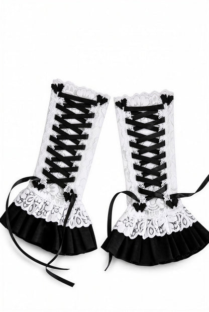Gothic Lolita Damen Armstulpen mit Zierschnürung aus Spitzen, klassisches Design in weiss schwarz, handgefertigt in Hamburg von einem kleinen Label. Die Armstulpen stehen schnörkellos mittig im Bild, flatlay fotografiert, Hintergrund weiss - so kann man alle Details sehen