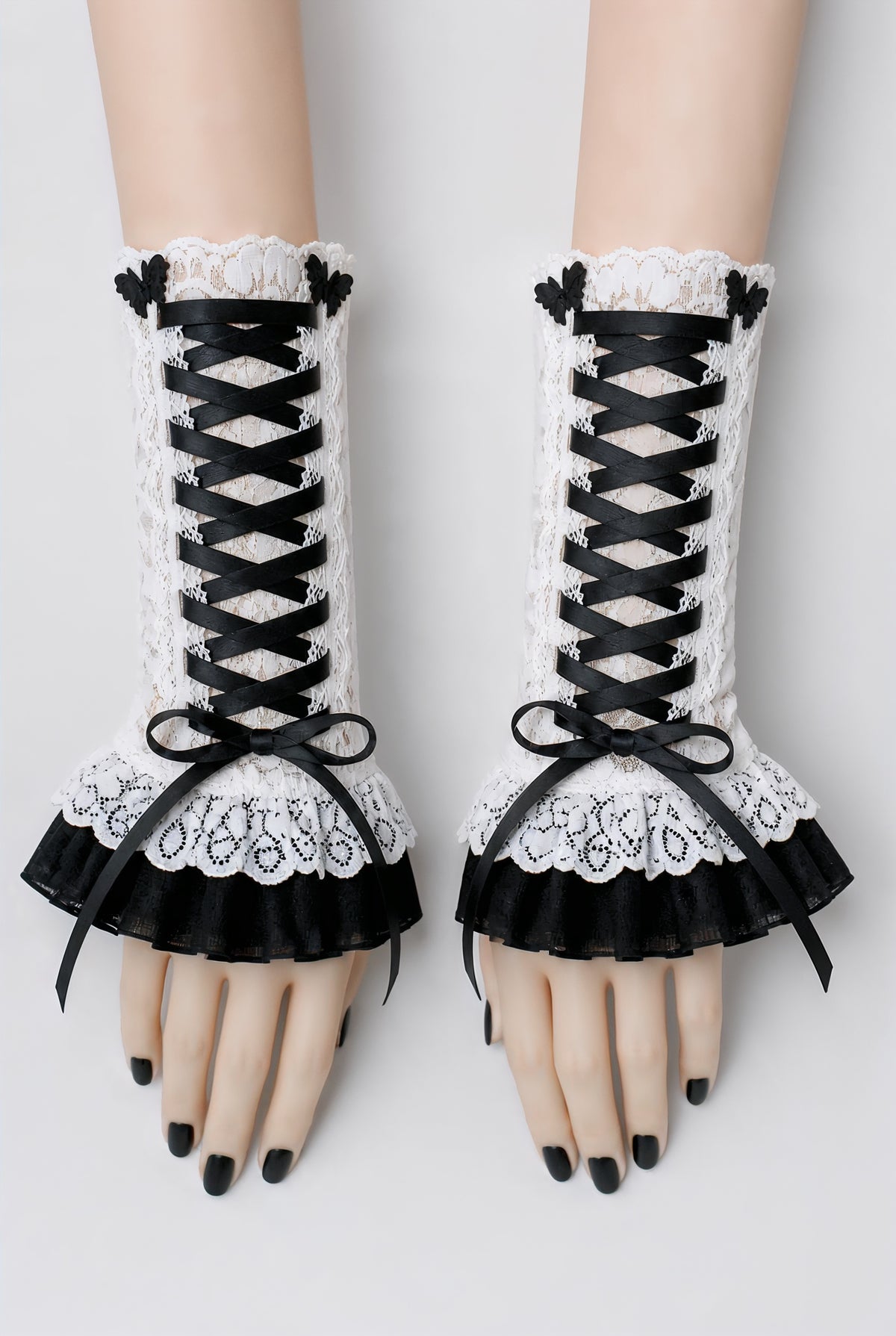 Punk Lolita Armstulpen aus Handarbeit für Manga, Anime, E-Girl outfit und Theater.
Cozy-Con-Look für den Auftritt auf deiner Animexx, Dokomi oder Connichi. Auch für
Pin-Up, Witchy Hexen Design zum Beispiel für den nächsten Karneval super geeignet. Wobei sie zu schade sind, sie nur 1x im Jahr mal beim Fasching zu tragen.