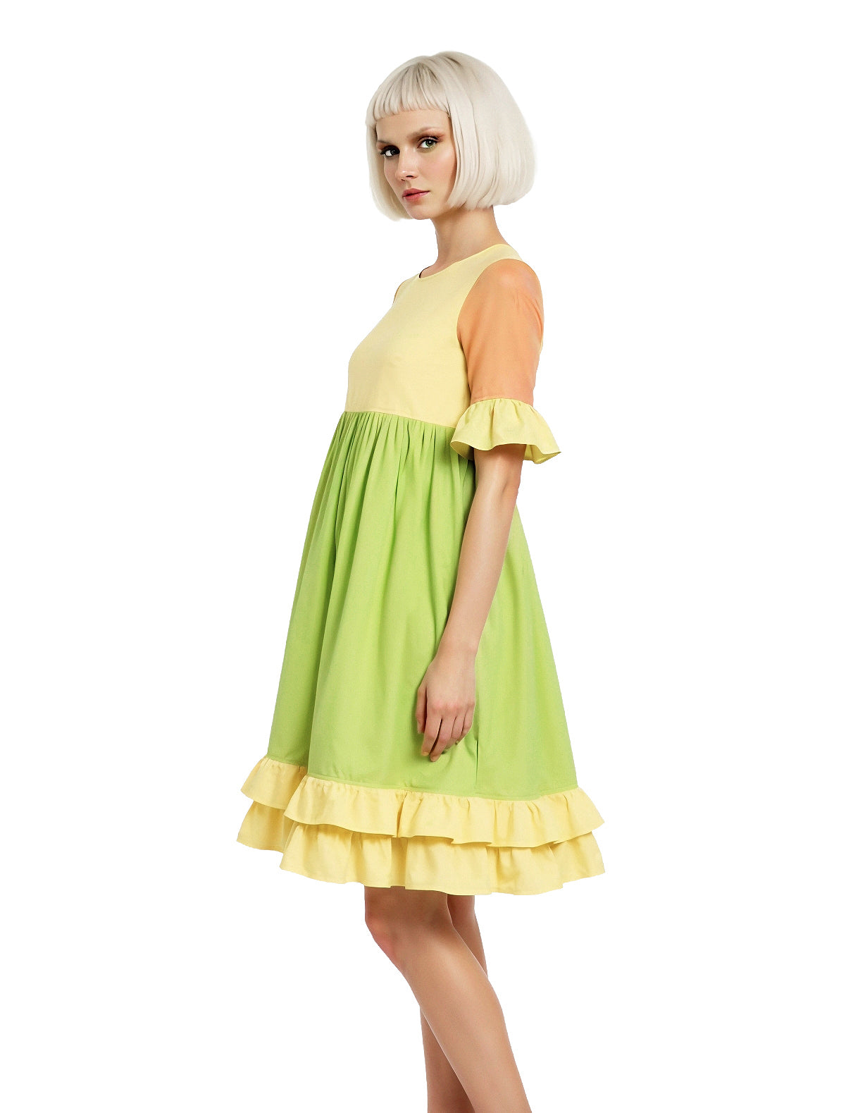 Seitenansicht Kleid Akari. midi Länge, Kurzarm, mit Rüschen um die Säume, hochgeschlossen, Rundhals, ausladender Rock mit hohem Stoff verbrauch.