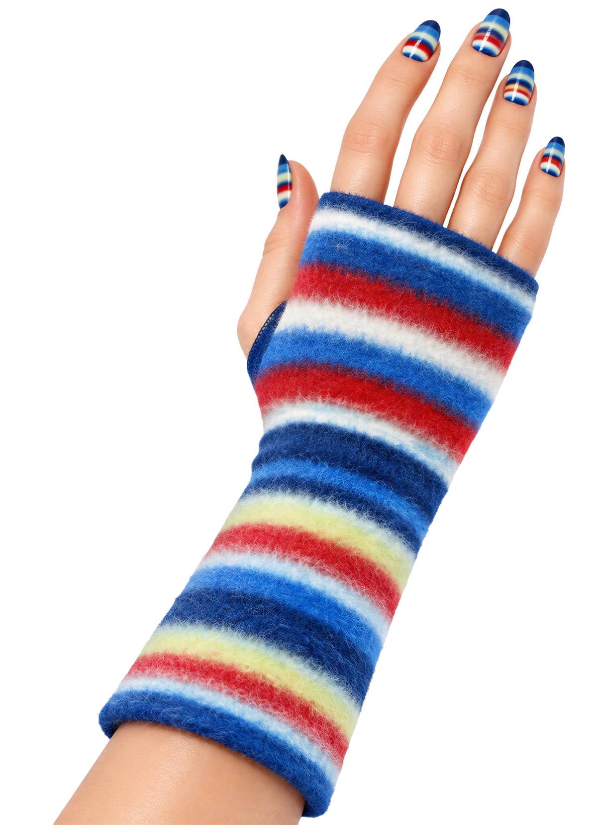 eine einzelne Hand mit Pulswärmer aus Ringel Streifen Ethno Fleece in blauem Ambiente: rot, dunkelblau, hellblau, weiss,gelb. Lackierte Nägel in demselben design. Sehr stylisch.