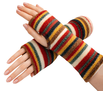 ein paar Handstulpen herbstlich geringelt aus Fleece an Damenhänden präsentiert die auf dem Tisch übereinander liegen mit lackierten Fingernägel. Die Streifen sind bunt aus rot, gelb, braun, creme, grün und in unterschiedlichen Dicken. Handarbeit aus Deutschland von Mouska Alfar