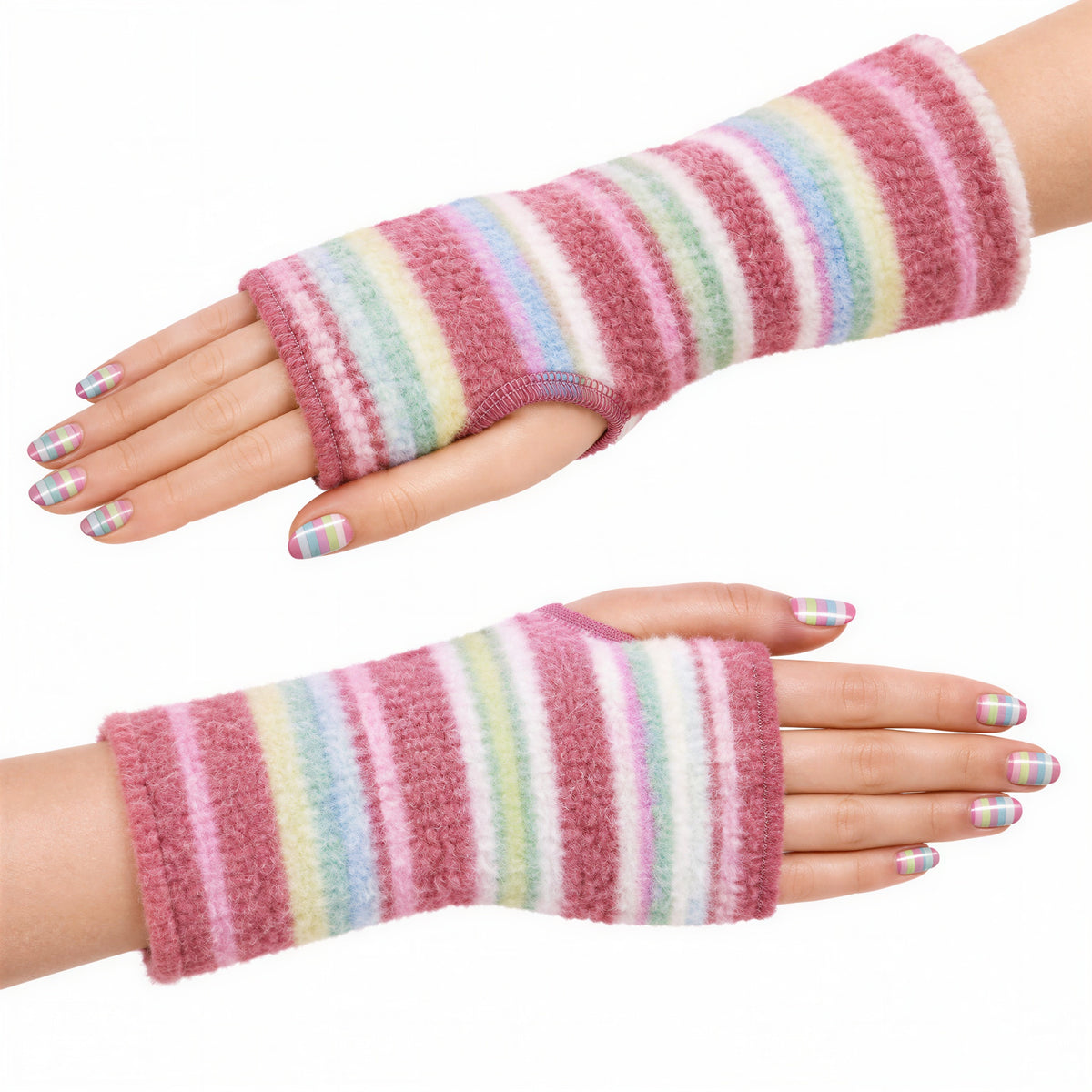 ein paar Handstulpen herbstlich geringelt aus Fleece an Damenhänden präsentiert die auf dem Tisch nebeneinander liegend mit gestreift lackierten Kunst Fingernägel. Die Streifen sind pastell farbig sanft in altrosa, pastell grün, pastell gelb, hellblau, rosa und in unterschiedlichen Dicken. Handarbeit aus Deutschland von Mouska Alfar