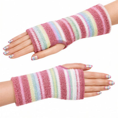 ein paar Handstulpen herbstlich geringelt aus Fleece an Damenhänden präsentiert die auf dem Tisch nebeneinander liegend mit gestreift lackierten Kunst Fingernägel. Die Streifen sind pastell farbig sanft in altrosa, pastell grün, pastell gelb, hellblau, rosa und in unterschiedlichen Dicken. Handarbeit aus Deutschland von Mouska Alfar