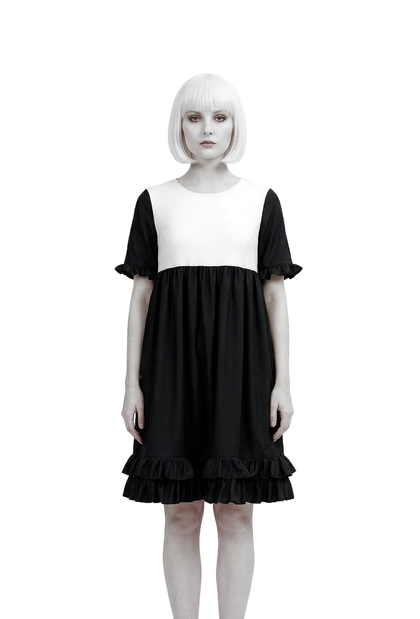 Vorderansicht japanisches gothic classic lolita Kleid Akari schwarz weiss, maid, magd mit weißem Vorderteil. Rock mit oder ohne Petticoat tragbar, hier ohne abgebildet. Für alle förmlichen oder christliche Anlässe als auch für cosplay und Theater. Aus Baumwolle, handgefertigt von Mouska Alfar