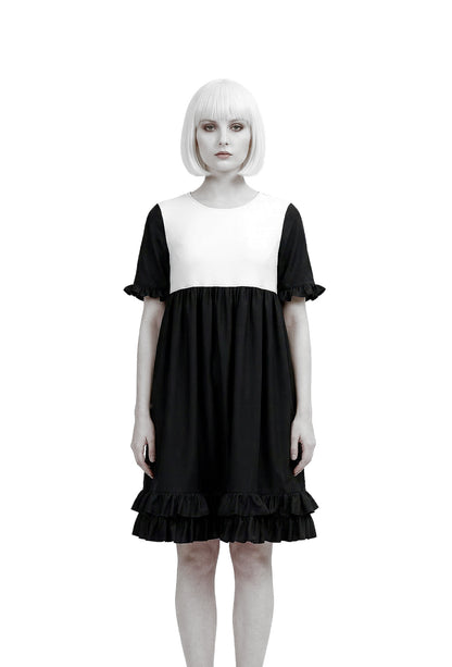 Vorderansicht japanisches gothic classic lolita Kleid Akari schwarz weiss, maid, magd mit weißem Vorderteil. Rock mit oder ohne Petticoat tragbar, hier ohne abgebildet. Für alle förmlichen oder christliche Anlässe als auch für cosplay und Theater. Aus Baumwolle, handgefertigt von Mouska Alfar
