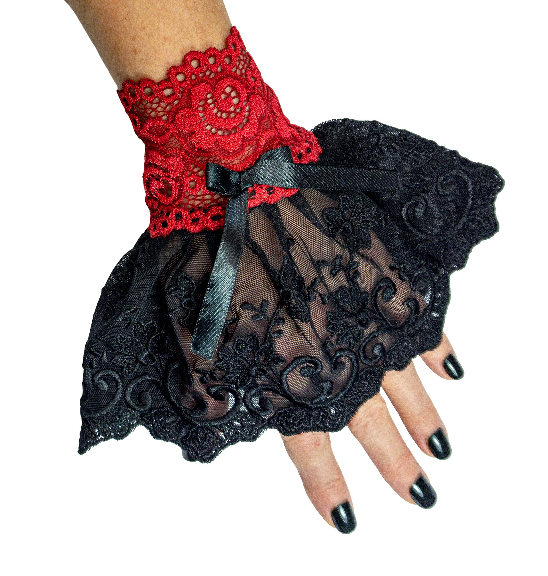 rote Manschetten aus elastischer weicher Textronic Spitze + schwarze Satin Schleife verziert, mit Röckchen aus bestickter, edler Netz-Spitze in schwarz, dicke Qualität höchster Ansprüche - slow fashion hergestellt in Deutschland. Verschiedene Größen von XS bis XL für kleine bis große Hände, die Länge bleibt dabei statisch. Abgebildet ein einzelner Pulswärmer, Manschette, Stulpe an einer Frauen Hand.