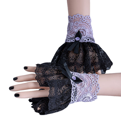 noch ein Paar kleine Spitzen Stulpen: eine Hand liegend, die andere stehend (Puppen Hände). Schwingendes Röckchen, leichter Glanz. Accessoire für asiatische Outfits. Harajuku Lover, J-Rock, K-Rock, Kawaii & Cosplay, Visual Kei, Gothic Lolita, Darkwave, Folklore & Karneval, Theater oder Punk geeignet. Handarbeit auf Bestellung von Mouska Alfar, Hamburg
