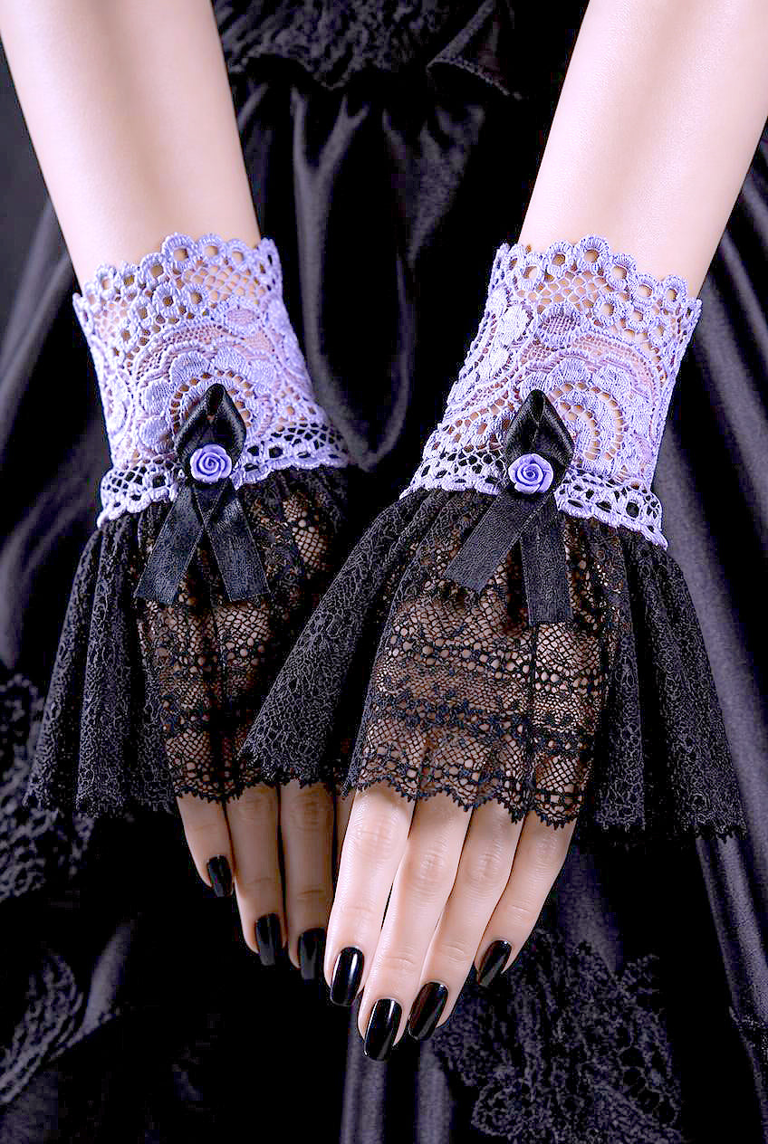 Handgelenks-Manschetten aus elastischen weichen Spitzen sind ein garantierter Blickfang auf jeder Party oder Festivität. Angenehmer Tragekomfort. Farbe helles lila (flieder), schwarz. Die Spitzen sind geblümt, im Stoff eingearbeitet. Die Manschetten sind in Etwa 14 - 15 cm lang. Es stehen 7 Größen zur Verfügung.