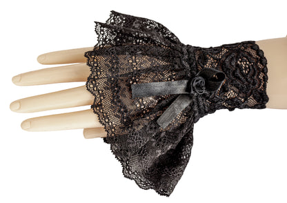 eine einzelne Gothic Manschette / Stulpe Detailansicht des Musters. man sieht hervorragend die musterung und den Stil mit schwingendem Röckchen und Bogenkanten an den Säumen