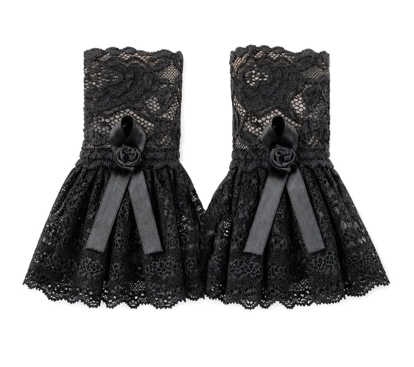 gothic lolita darkstyle Manschetten in flatlay dargestellt. Aus hochwertiger Spitze mit Bogenkanten und Blumen Musterung, gerafftes Rockteil, mittig mit Satinband und Rose verziert. Farbe schwarz. Handarbeit. Gefertigt in Deutschland.