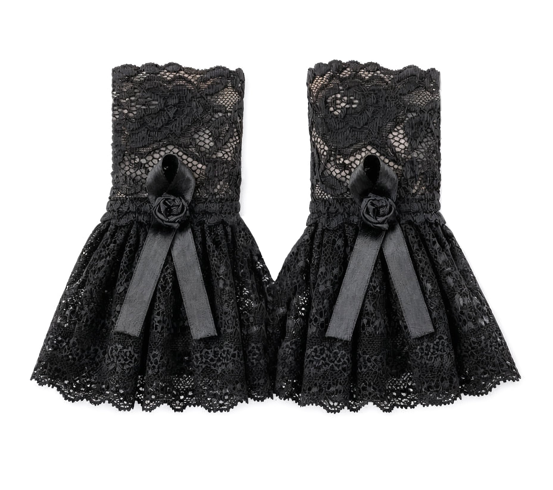 gothic lolita darkstyle Manschetten in flatlay dargestellt. Aus hochwertiger Spitze mit Bogenkanten und Blumen Musterung, gerafftes Rockteil, mittig mit Satinband und Rose verziert. Farbe schwarz. Handarbeit. Gefertigt in Deutschland.