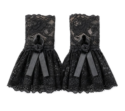 gothic lolita darkstyle Manschetten in flatlay dargestellt. Aus hochwertiger Spitze mit Bogenkanten und Blumen Musterung, gerafftes Rockteil, mittig mit Satinband und Rose verziert. Farbe schwarz. Handarbeit. Gefertigt in Deutschland.