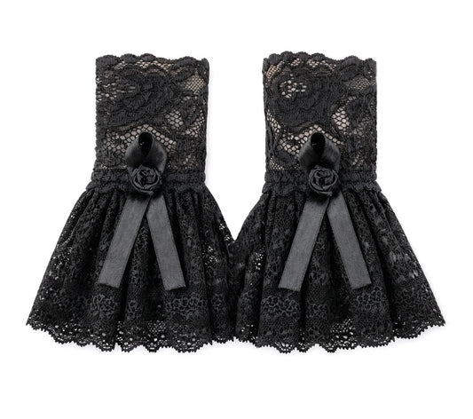 gothic lolita darkstyle Manschetten in flatlay dargestellt. Aus hochwertiger Spitze mit Bogenkanten und Blumen Musterung, gerafftes Rockteil, mittig mit Satinband und Rose verziert. Farbe schwarz. Handarbeit. Gefertigt in Deutschland.