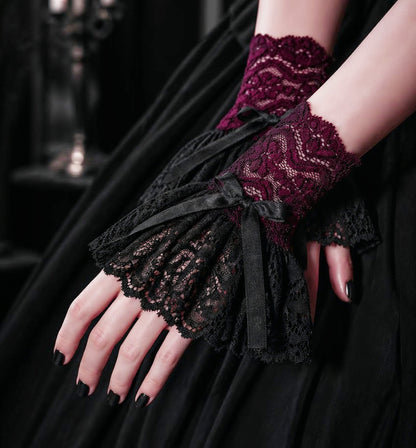 gothic Manschetten übereinander liegend an Frauen händen. Die vordere Hand ist im Bild, die hintere etwas undeutlicher, so dass es wie ein Gemälde wirkt. Dadurch unverkennbarer Vintage Stil aus dem viktorianischen Zeitalter. Perfekt auch für Steampunk und Kostümbälle