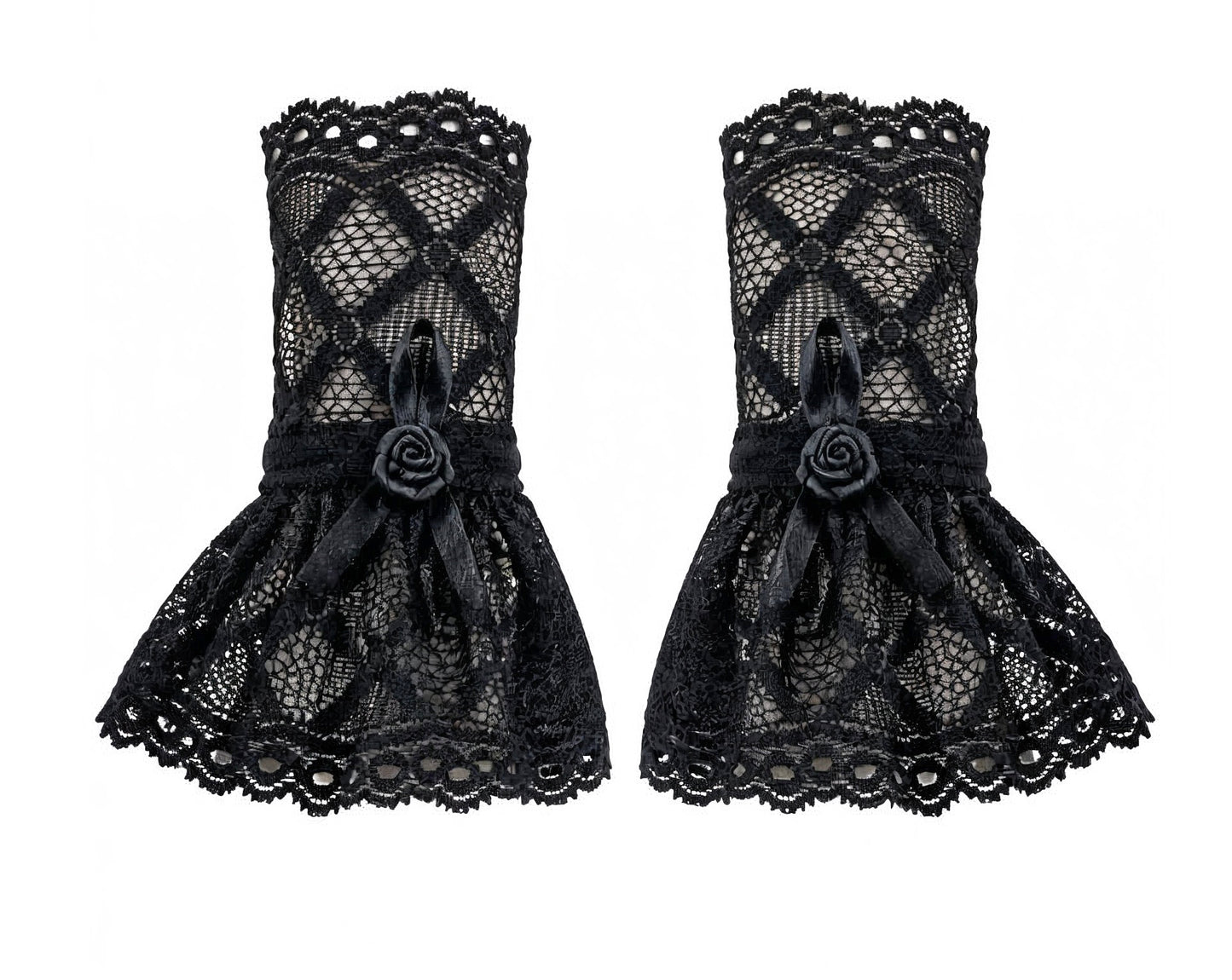 gothic lolita darkstyle Manschetten in flatlay dargestellt. Aus hochwertiger Spitze mit Bogenkanten und Rauten gemustert, gerafftes Rockteil, mittig mit Satinband und Rose verziert. Leicht durchsichtig. Farbe schwarz. Handarbeit.