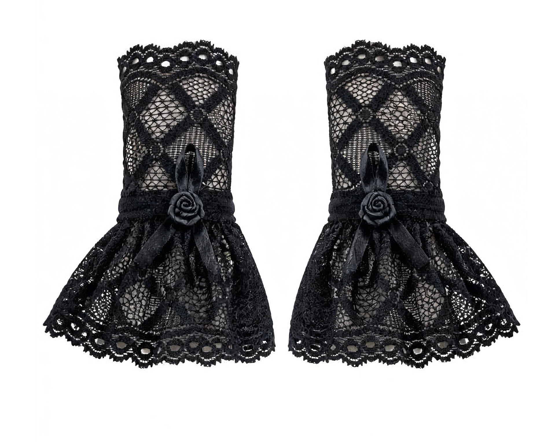 gothic lolita darkstyle Manschetten in flatlay dargestellt. Aus hochwertiger Spitze mit Bogenkanten und Rauten gemustert, gerafftes Rockteil, mittig mit Satinband und Rose verziert. Leicht durchsichtig. Farbe schwarz. Handarbeit.