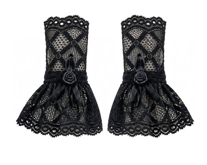 gothic lolita darkstyle Manschetten in flatlay dargestellt. Aus hochwertiger Spitze mit Bogenkanten und Rauten gemustert, gerafftes Rockteil, mittig mit Satinband und Rose verziert. Leicht durchsichtig. Farbe schwarz. Handarbeit.