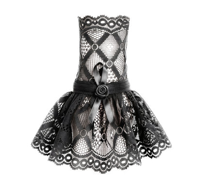 eine einzelne Gothic Manschette / Stulpe Detailansicht des Musters. man sieht hervorragend die Rauten musterung und den Stil mit schwingendem Röckchen und Bogenkanten an den Säumen