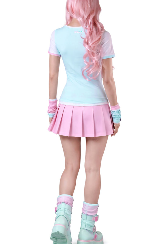 Damen Colorblock kawaii Shirt Nikita fotografiert an Model Valentina mit rosa Falten Minirock, Bein und Armstulpen, kawaii Schuhen und langen rosa farbenen Haaren. Rückenansicht. 