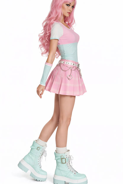 Seitenansicht Ganzkörper, shirt, rock, boots. das Rückenteil ist eisminze, Vorderteil rosa und Eisminze. Super Passform, leicht tailliert für Damen und immer ein Hingucker