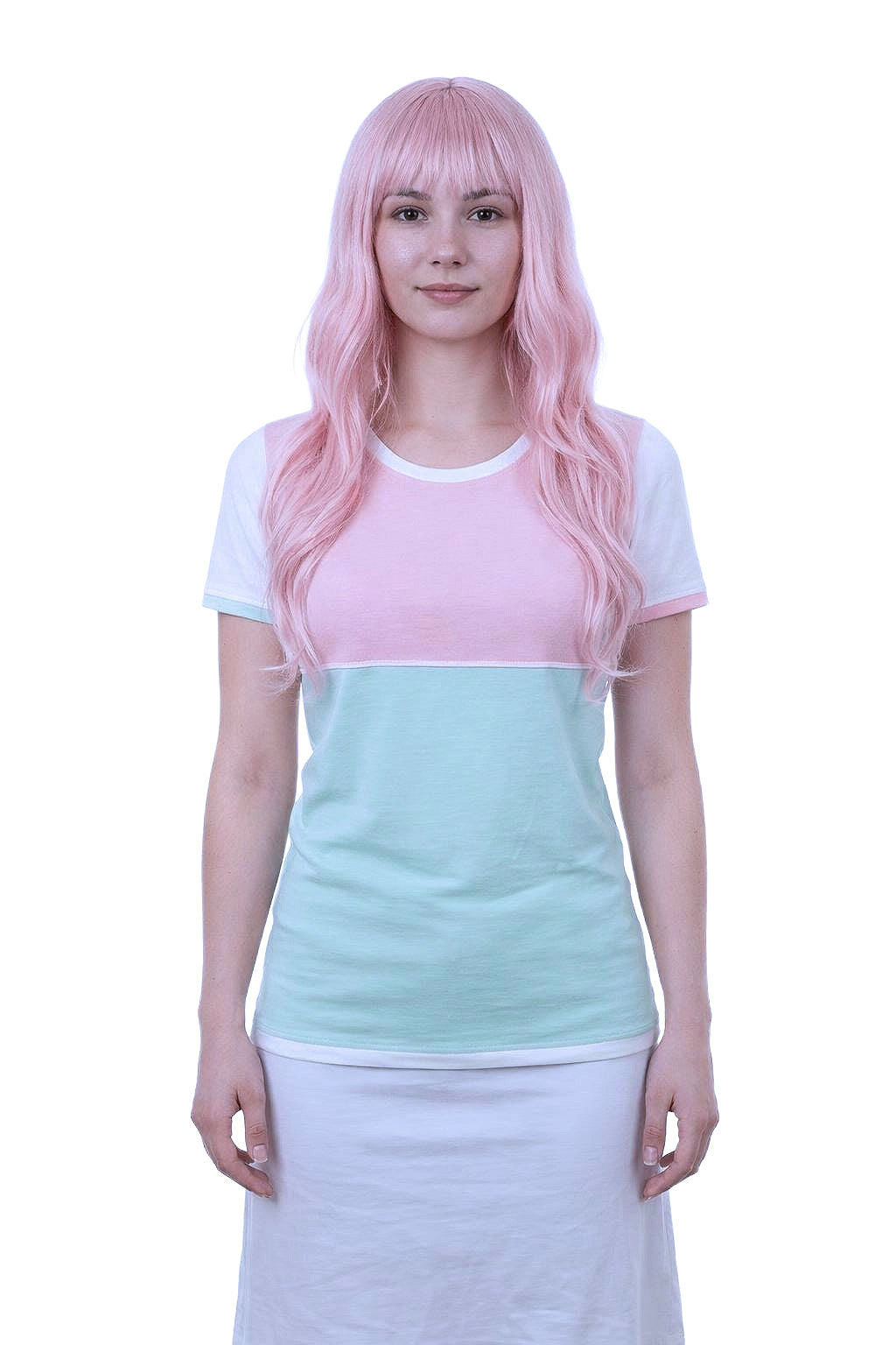 einzigartiges T-Shirt mit Hals-, Arm- und Saumpaspel, Kurzarm, tailliert, mit Brustteil, colourblock. Fotografiert an einem streetwear Model, Vorderansicht. Model trägt einen weißen engen Jerseyrock und lange rosafarbige Perücke. Es ist nur leicht geschminkt und es trägt keine Armstulpen dazu. Diese gibt es auch passend hierzu im shop oder auf Anfrage.
Stoffe und Verarbeitung sind in Marken Qualität für besten Tragekompfort. Leicht elastisch, satte kawaii Farben. Handmade in Germany