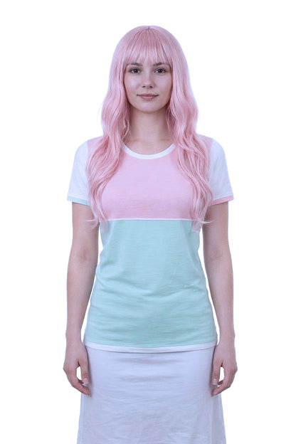 einzigartiges T-Shirt mit Hals-, Arm- und Saumpaspel, Kurzarm, tailliert, mit Brustteil, colourblock. Fotografiert an einem streetwear Model, Vorderansicht. Model trägt einen weißen engen Jerseyrock und lange rosafarbige Perücke. Es ist nur leicht geschminkt und es trägt keine Armstulpen dazu. Diese gibt es auch passend hierzu im shop oder auf Anfrage.
Stoffe und Verarbeitung sind in Marken Qualität für besten Tragekompfort. Leicht elastisch, satte kawaii Farben. Handmade in Germany