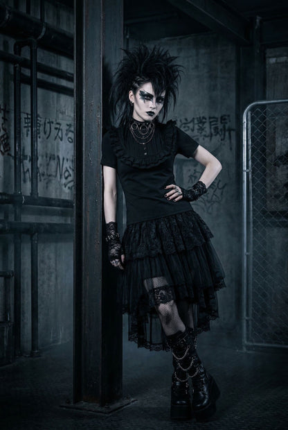 Schwarzes Gothic Lolita Shirt Tenshi mit Stehkragen, Plastron und Rüschen, kombiniert mit fingerlosen Spitzenhandschuhen, Visual Kei Mode, viktorianisch